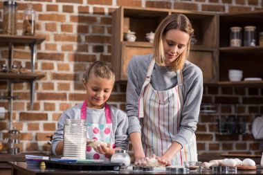 Anne ve kızı kurabiye yapma