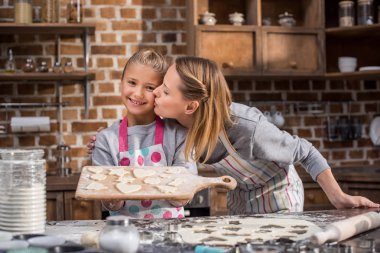 kurabiye kesme tahtası üzerinde tutan çocuk