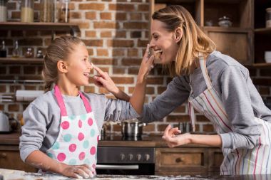 birlikte yemek yaparken eğlenmek aile