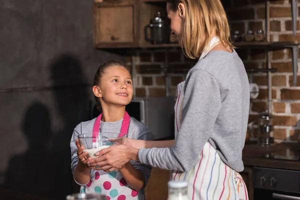 Mother and daughter making cookies — Stock Photo, Image