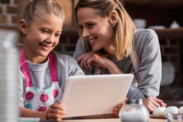 Tablet kullanarak aile