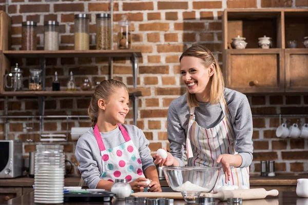 Family cooking together — Stock Photo, Image