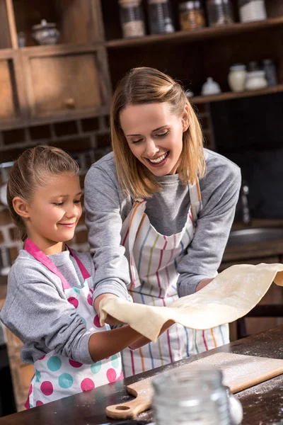 Moeder en dochter maken van cookies — Gratis stockfoto