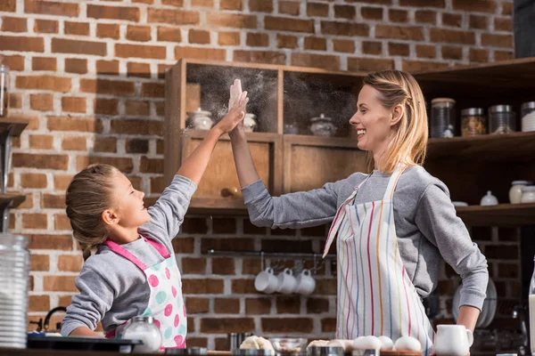 Family giving high five — Stock Photo, Image