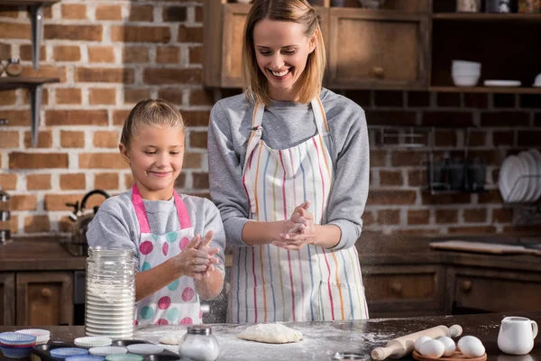 Μητέρα και κόρη, καθιστώντας τα cookies — Φωτογραφία Αρχείου