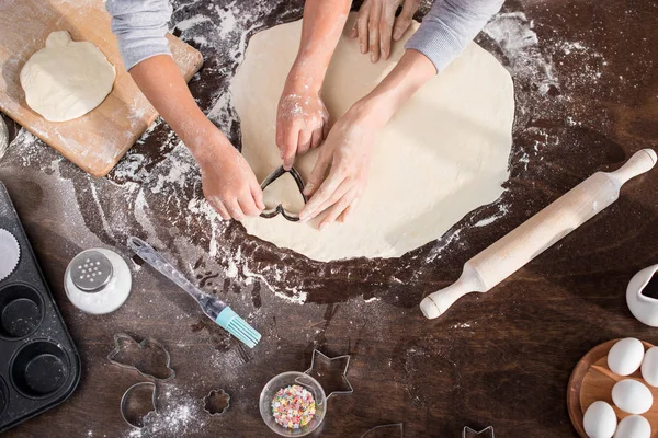 Family cutting out cookie — Stock Photo, Image