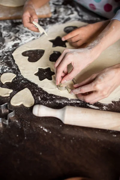 Família cortando biscoitos — Fotografia de Stock