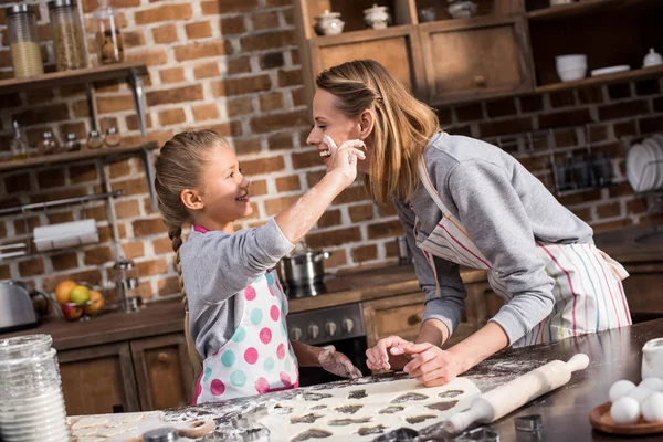 birlikte yemek yaparken eğlenmek aile