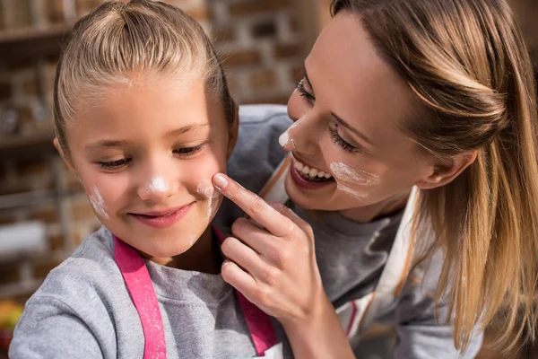 Familie plezier tijdens het samen koken — Stockfoto