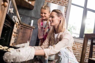 Aile birlikte kurabiye