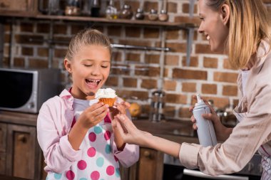 Aile birlikte kek yapma