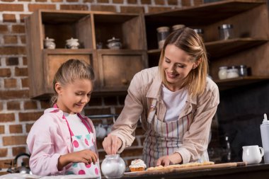 Aile birlikte kek yapma