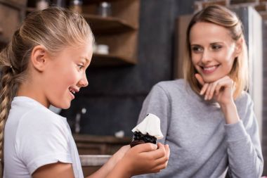 Aile ile halloween cupcake