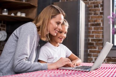 Dizüstü bilgisayar kullanan aile