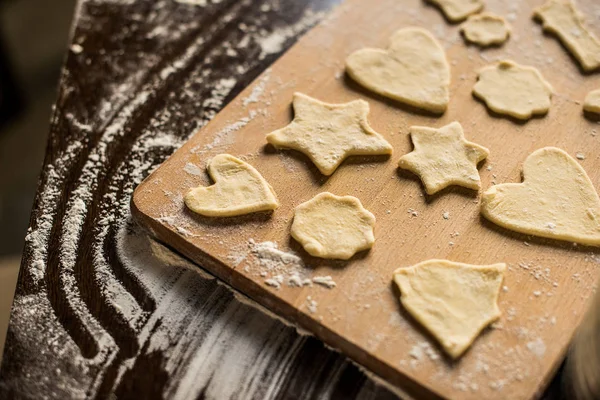 Galletas crudas en la tabla de cortar — Foto de stock gratuita