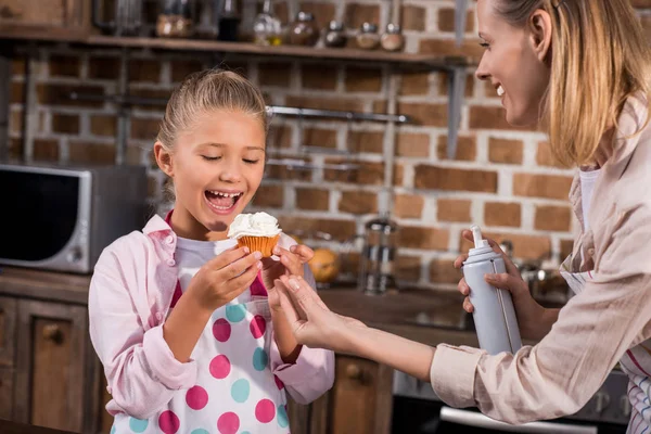 Aile birlikte kek yapma