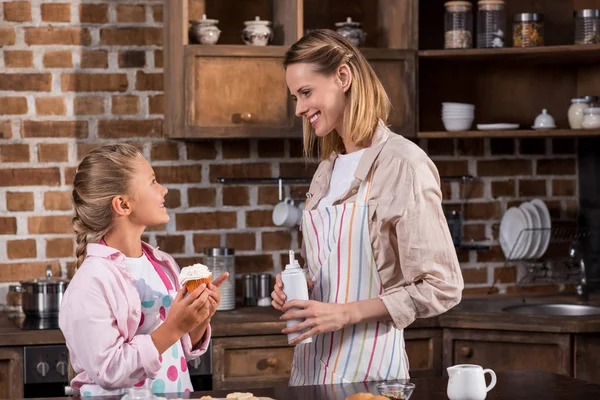 Aile birlikte kek yapma