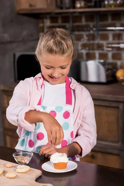 Criança fazendo cupcake — Fotos gratuitas