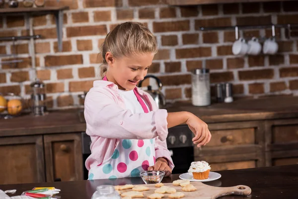 Kid making cupcake — Stock Photo, Image