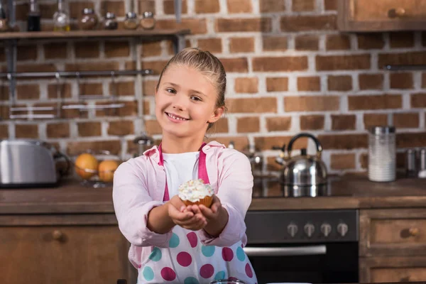 Barn med söta cupcake — Stockfoto