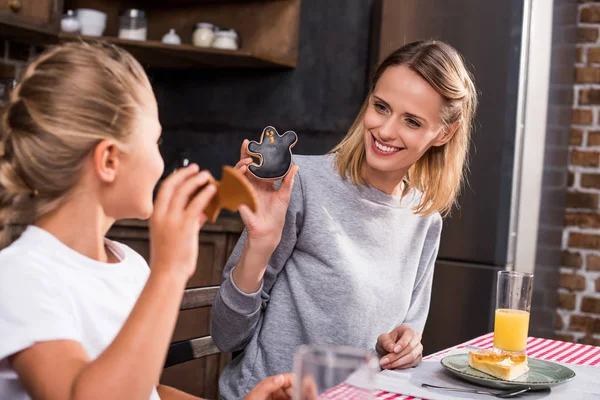 Família com biscoitos halloween — Fotografia de Stock