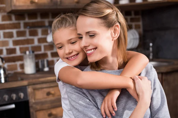 Tochter umarmt Mutter — kostenloses Stockfoto