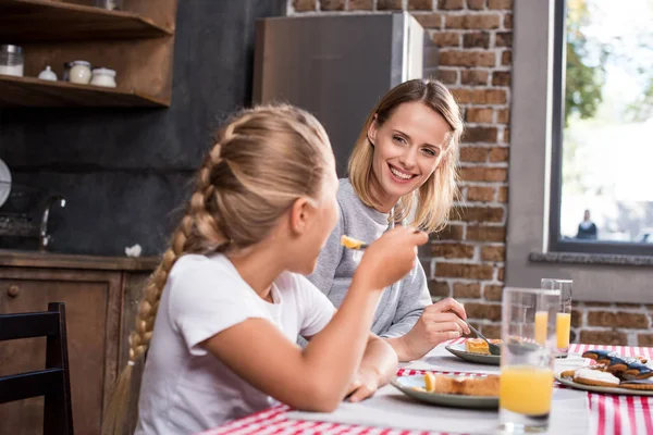 Familjen äter lunch tillsammans — Stockfoto