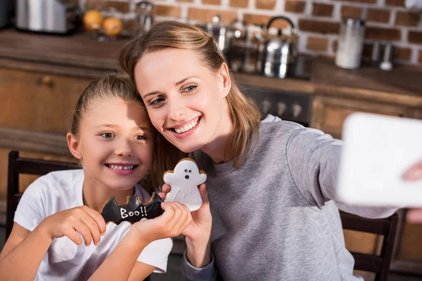 Familj med selfie — Stockfoto