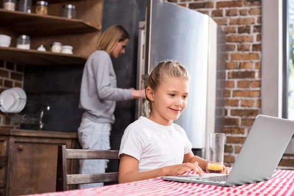 Enfant utilisant un ordinateur portable — Photo gratuite