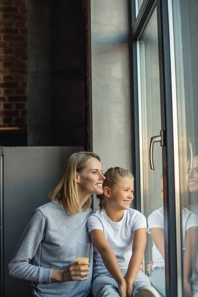 Familjen tittar ut genom fönstret — Stockfoto