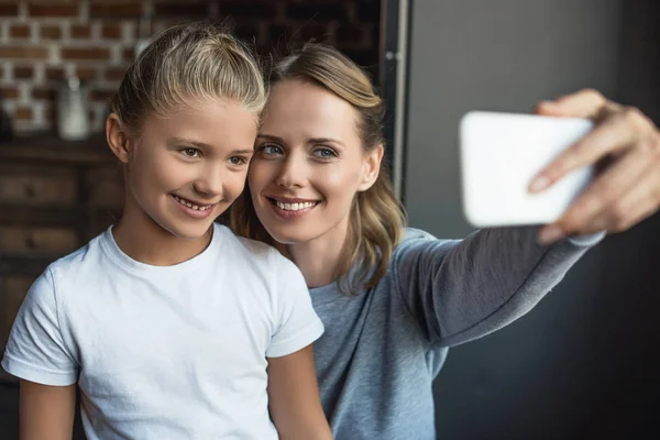 Сім'ї беручи selfie — стокове фото