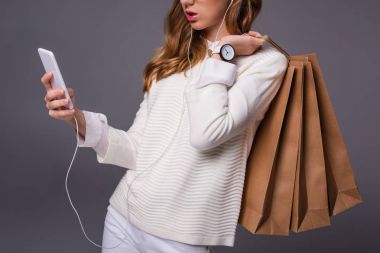 smartphone ve alışveriş torbaları ile kız
