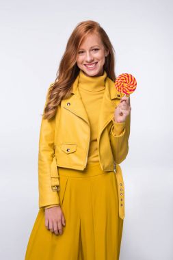 Sarı deri ceket ile lolipop kız