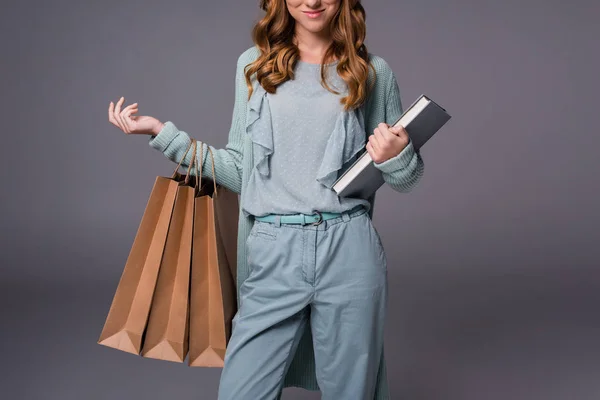 Dziewczyna z książki i torby na zakupy — Zdjęcie stockowe