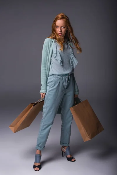 Fille en bleu avec des sacs à provisions — Photo