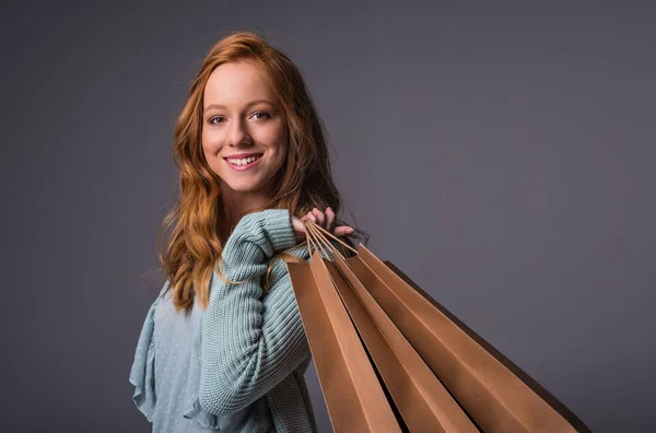 Rothaarige Mädchen mit Einkaufstaschen — Stockfoto