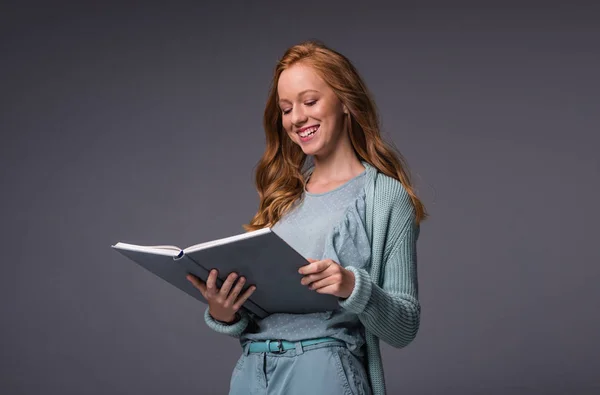 Flicka läsa bok — Stockfoto