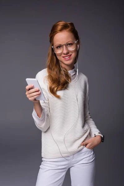 Girl listening music with smartphone — Stock Photo, Image