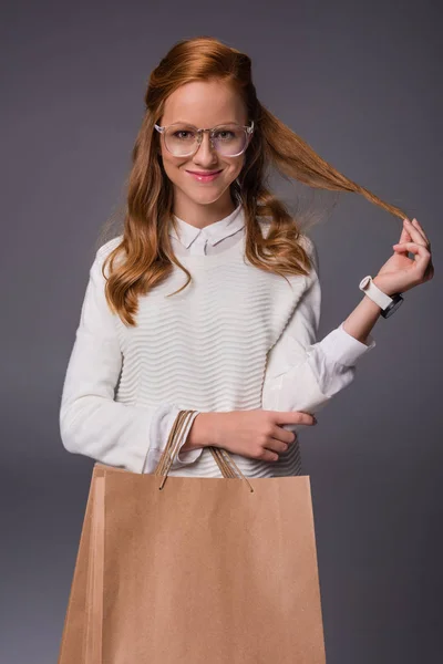 Redhead dziewczyna z torby na zakupy — Zdjęcie stockowe