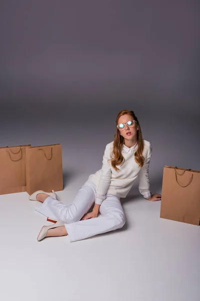 Elegáns lány bevásárló táskák — ingyenes stock fotók