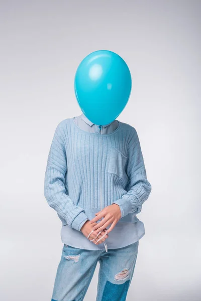 Meisje in blauw met ballon — Stockfoto