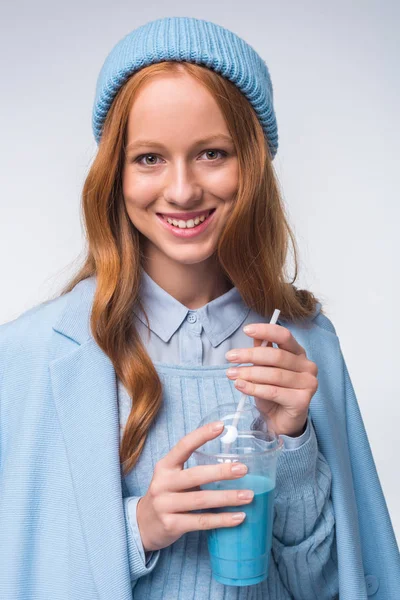 Menina em azul com bebida — Fotografia de Stock