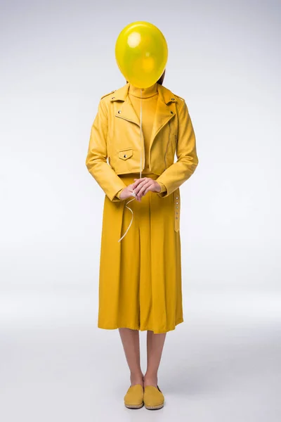 노란색 옷을 입고 세련 된 소녀 — 스톡 사진