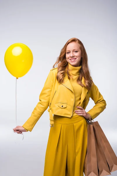 Chica en chaqueta amarilla con globo —  Fotos de Stock