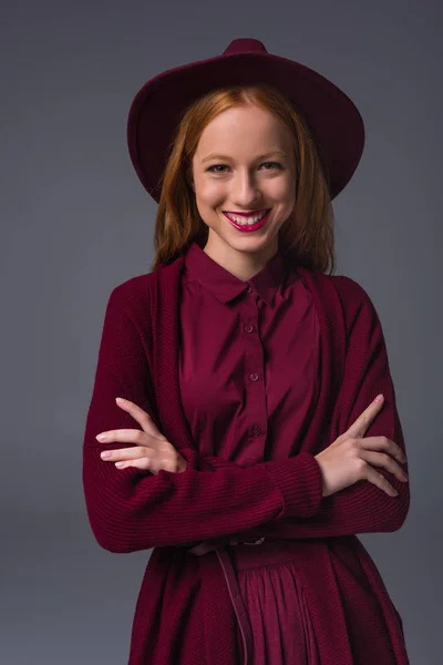 모자에 빨간 머리 세련 된 소녀 — 스톡 사진