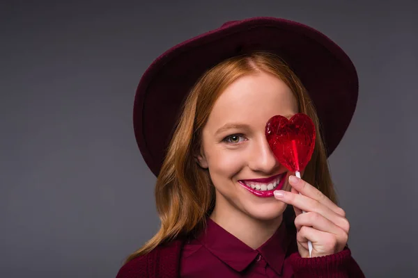 Fille dans chapeau avec sucette — Photo