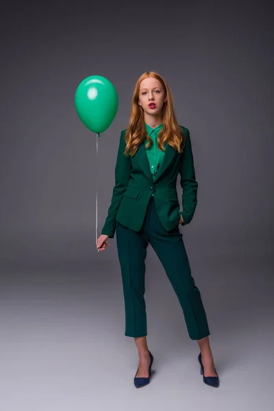 Menina elegante com balão verde — Fotografia de Stock