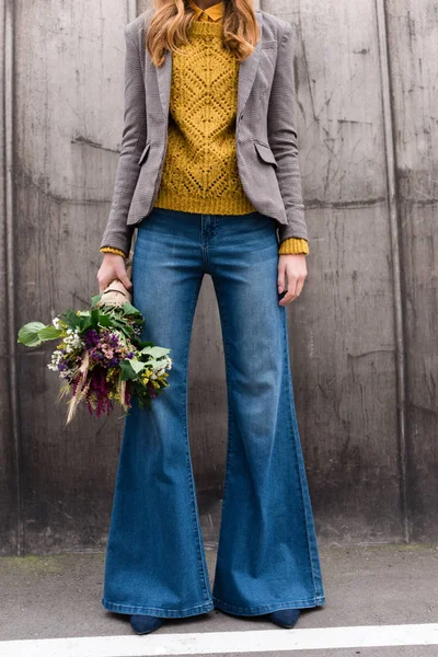 Girl with bouquet of flowers — Stock Photo, Image