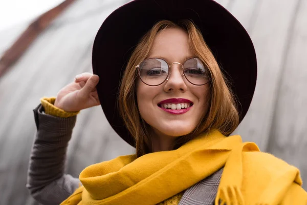 Menina em óculos, chapéu fedora — Fotografia de Stock