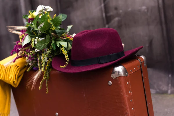 Suitcase with flowers and hat — Stock Photo, Image